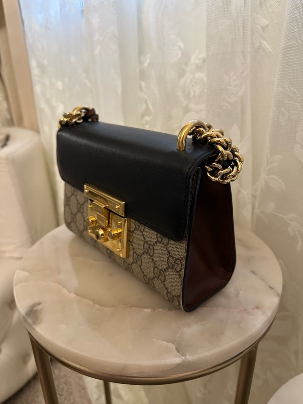 Authentic Gucci Black Leather and Beige GG Supreme Shoulder Bag - Picture 3 of 8